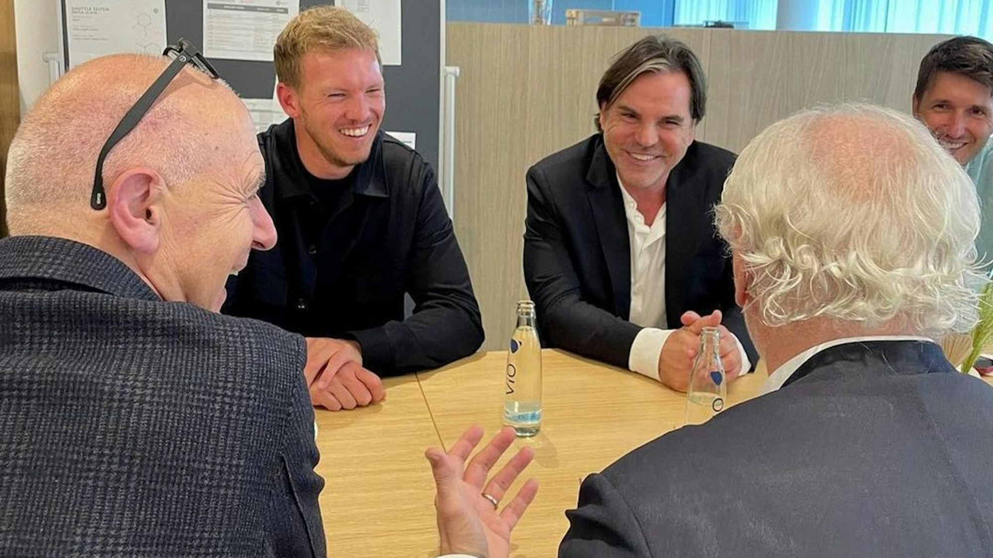Julian Nagelsmann mit Volker Struth, Bernd Neuendorf und Sportdirektor Rudi Völler.