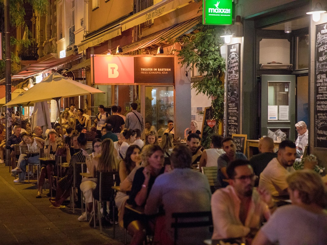 Die Straßenrestaurants auf der Aachener Straße sind voll.