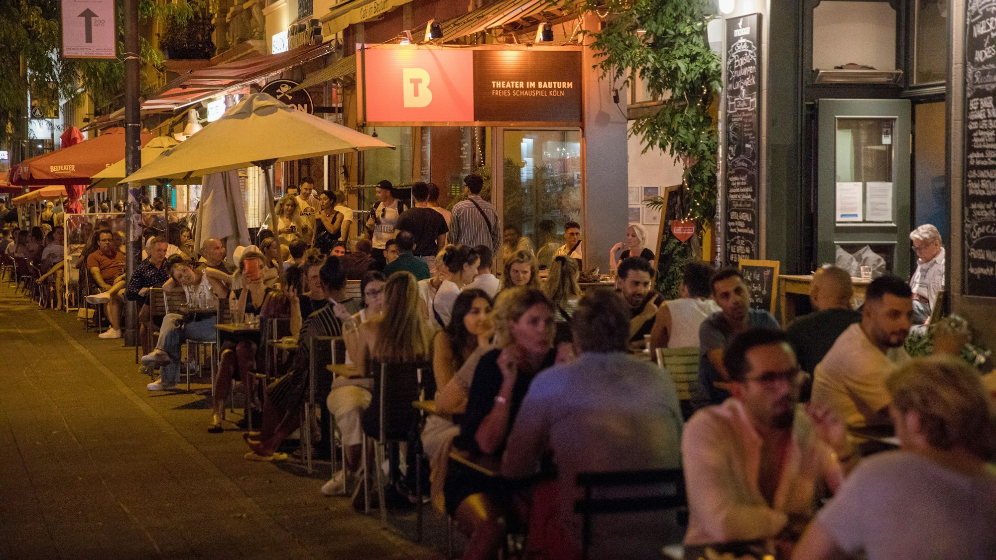 Die Straßenrestaurants auf der Aachener Straße sind voll.
