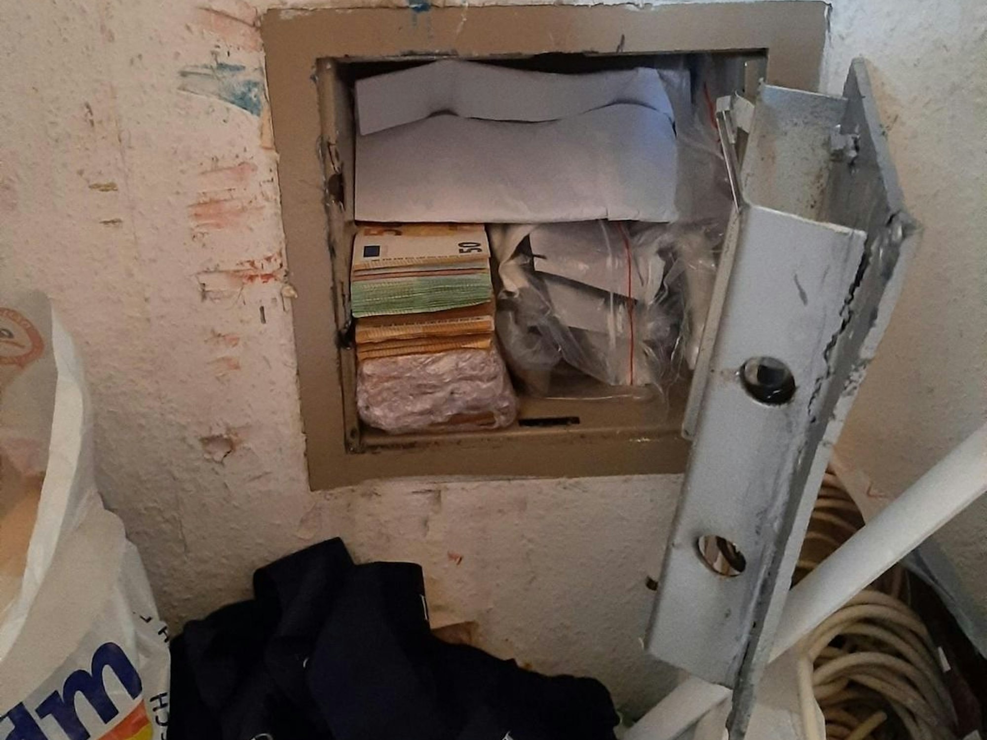 In einem Tresor liegt ein dicker Stapel Geldscheine.