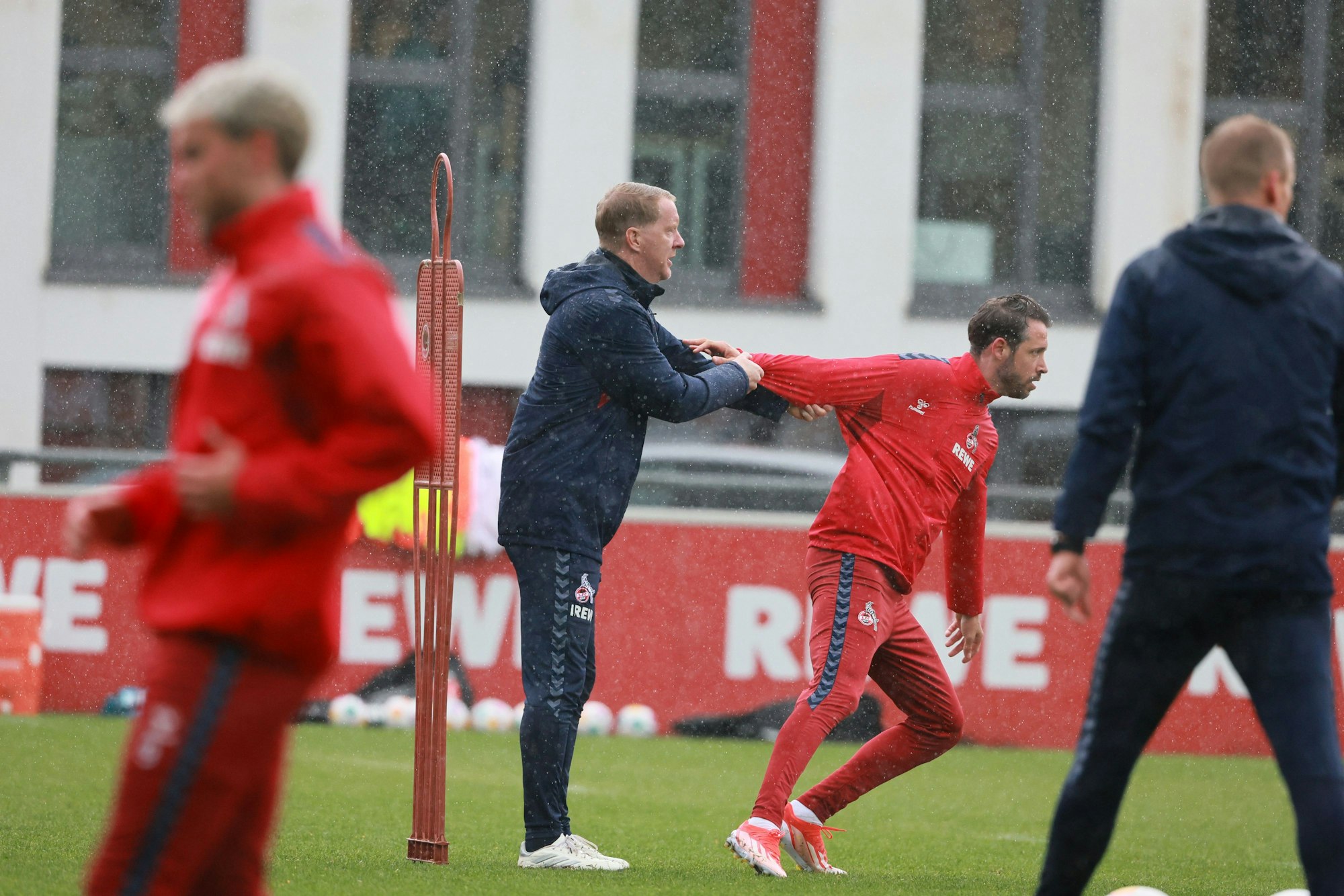 Timo Schultz hält Mark Uth im Training fest.