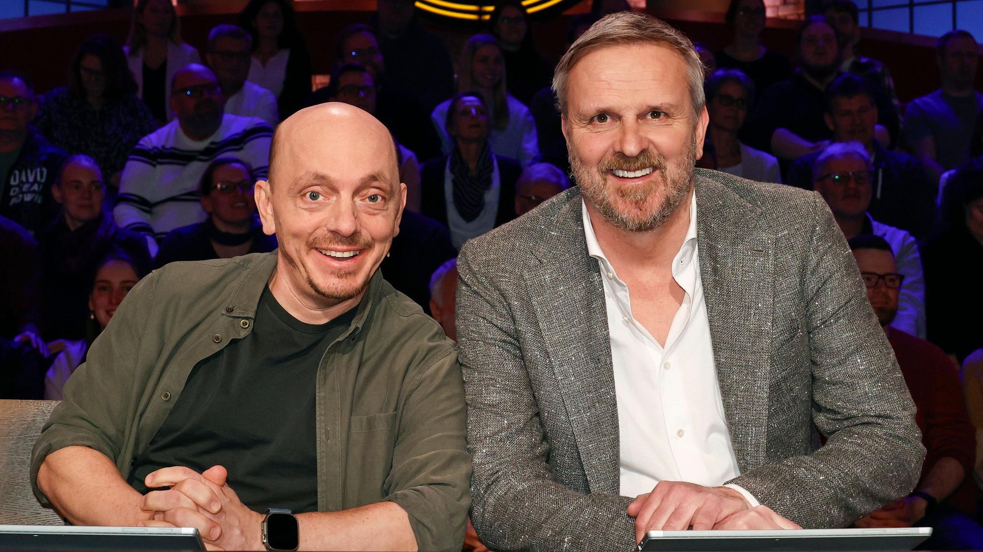 Dietmar Hamann und Bernhard Hoecker posieren bei der ARD-Show „Wer weiß denn sowas?“ für ein Foto.