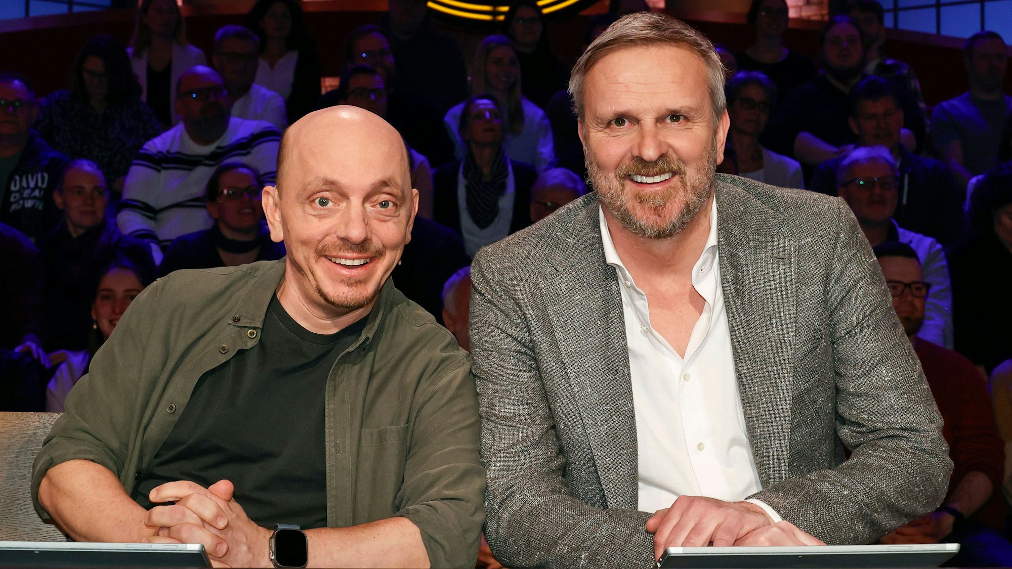 Dietmar Hamann und Bernhard Hoecker posieren bei der ARD-Show „Wer weiß denn sowas?“ für ein Foto.