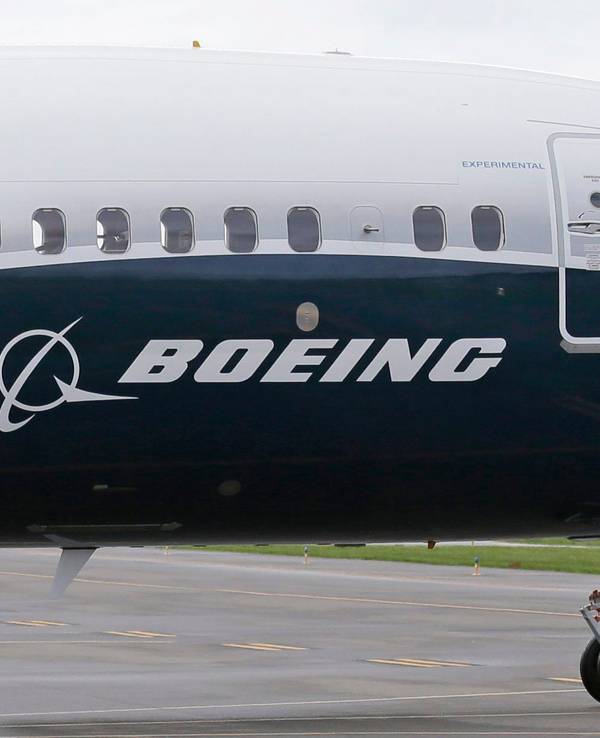 Ein Pilot winkt aus der Pilotenkabine eines Flugzeuges vom Typ Boeing 737 MAX 9 auf dem Flughafen, hier im April 2017 in Renton, USA, (Symbolbild).