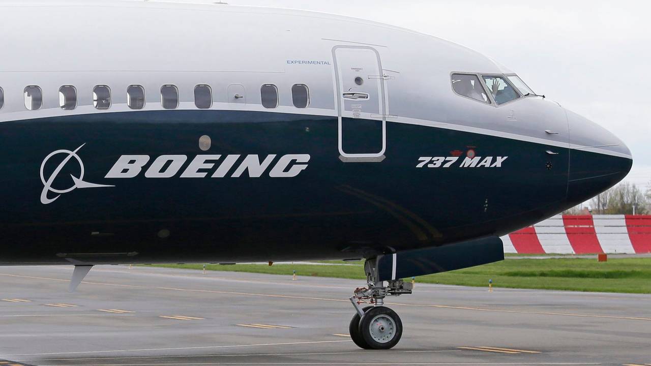 Ein Pilot winkt aus der Pilotenkabine eines Flugzeuges vom Typ Boeing 737 MAX 9 auf dem Flughafen, hier im April 2017 in Renton, USA, (Symbolbild).