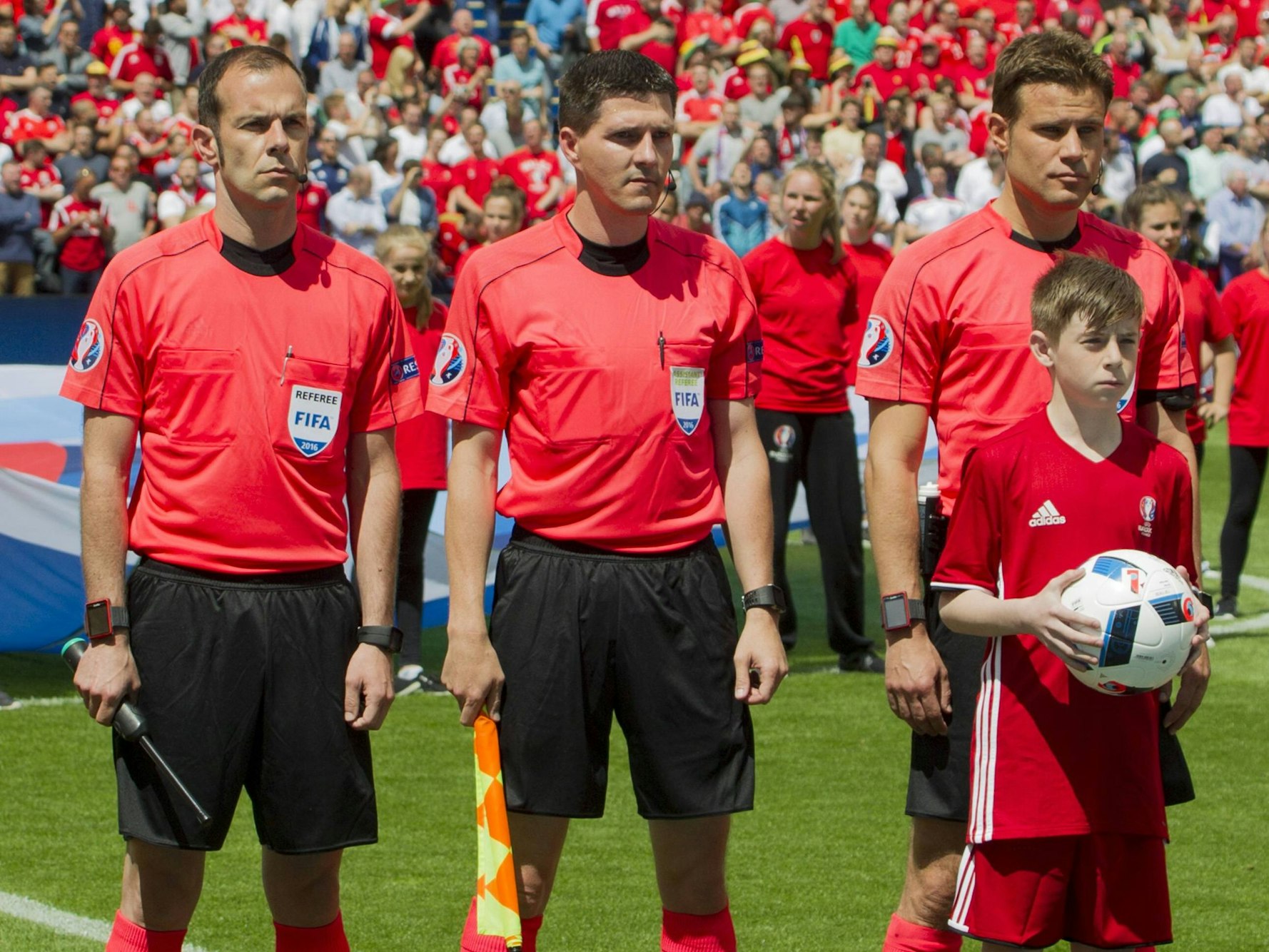 Das Schiedsrichterteam vor Anpfiff