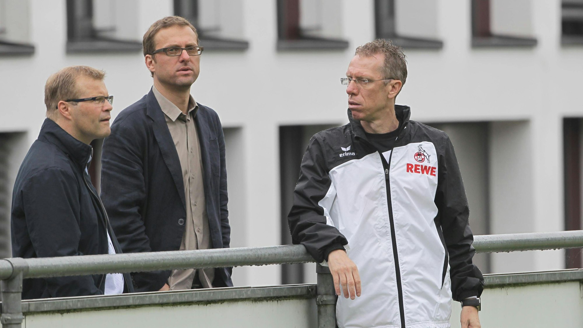 Frank Schaefer (l.) im Gespräch mit dem damaligen FC-Trainer Peter Stöger (r.) und Kaderplaner Jörg Jakobs (M.).