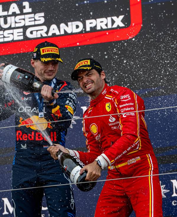 Max Verstappen und Carlos Sainz bei der Schampus-Dusche der Formel 1 in Japan.