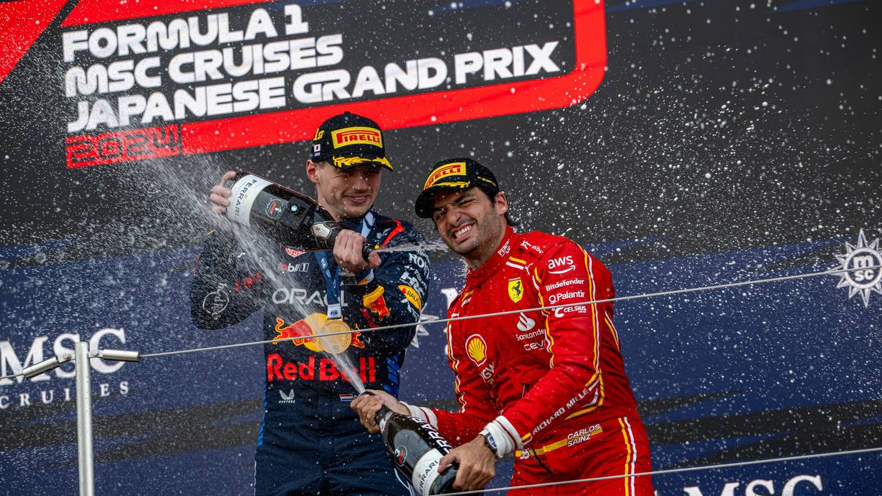 Max Verstappen und Carlos Sainz bei der Schampus-Dusche der Formel 1 in Japan.