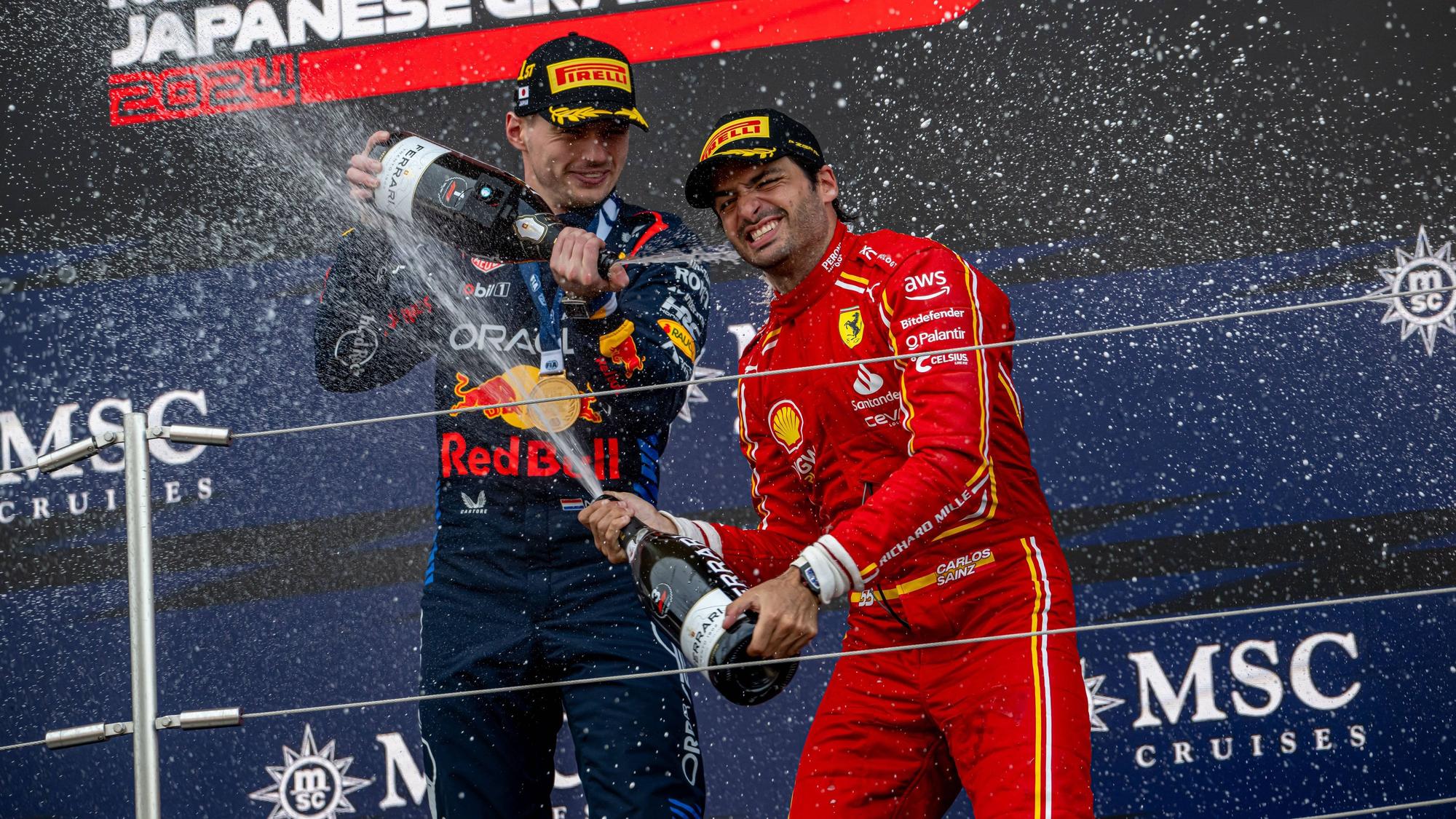Max Verstappen und Carlos Sainz bei der Schampus-Dusche der Formel 1 in Japan.