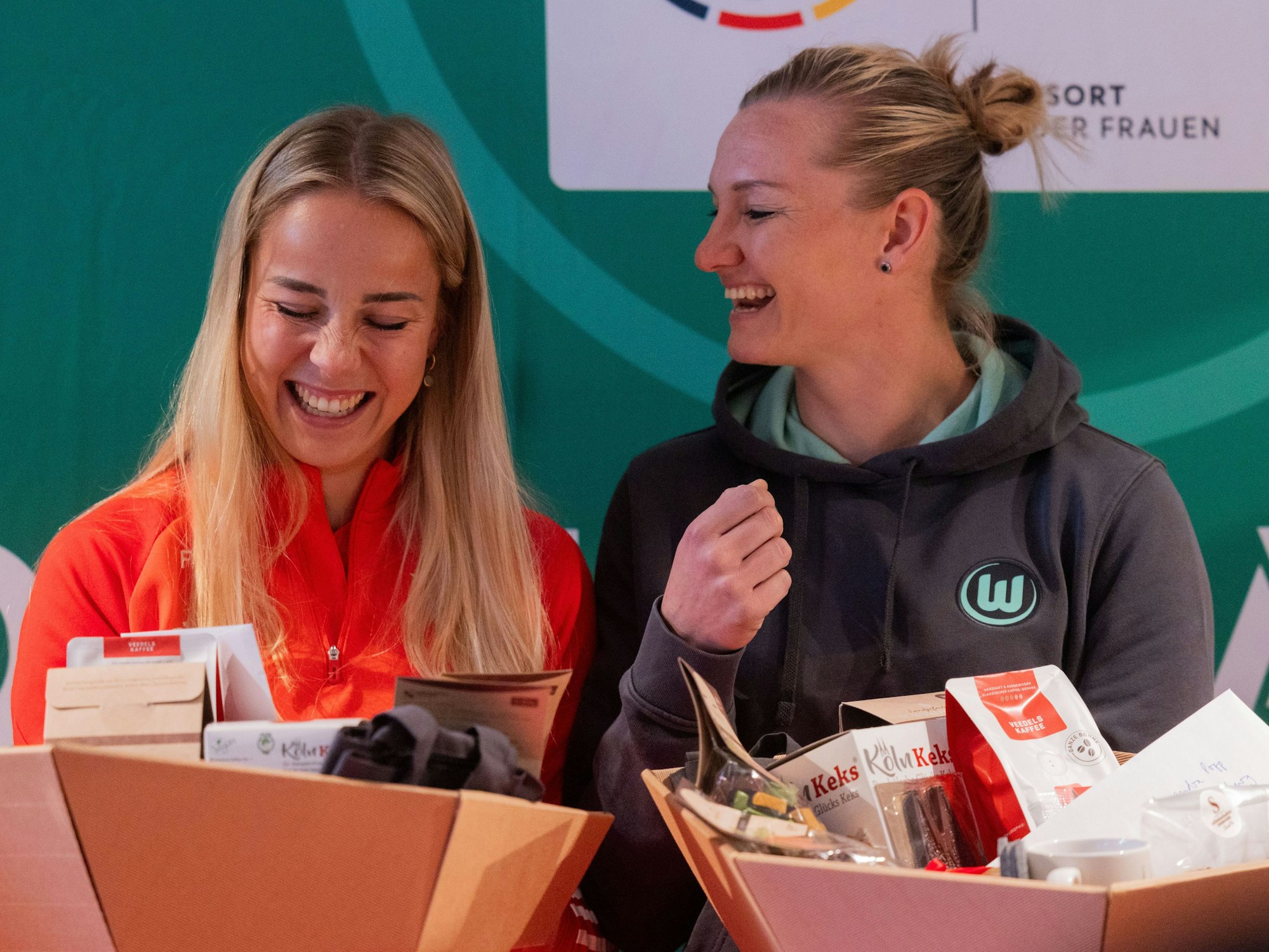 Alexandra Popp (l) vom VfL Wolfsburg und Giulia Gwinn vom FC Bayern München.