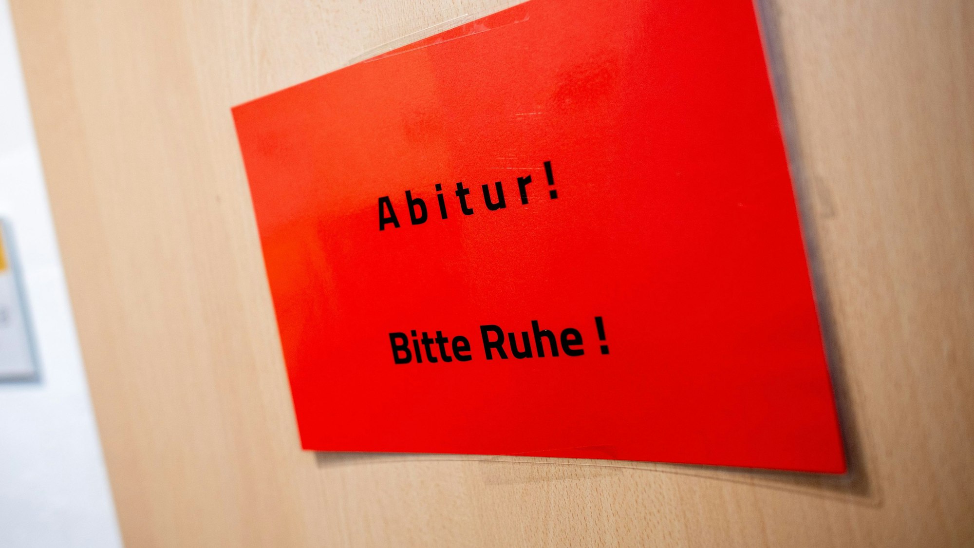 Ein Schild an einer Klassentür zeigt, worum es geht: Abitur! Bitte Ruhe!