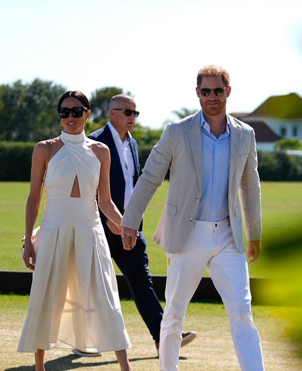 Der britische Prinz Harry (r), Duke of Sussex, und seine Frau Meghan Markle, Duchess of Sussex, treffen zur Royal Salute Polo Challenge zugunsten von Sentebale ein. Prinz Harry, Mitbegründer und Schirmherr der Sentebale-Wohltätigkeitsorganisation, wird im Royal Salute Sentebale Team spielen. +++ dpa-Bildfunk +++