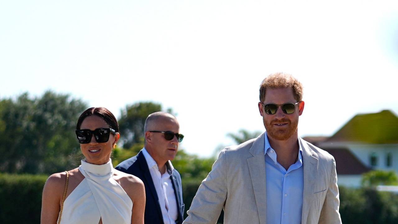 Der britische Prinz Harry (r), Duke of Sussex, und seine Frau Meghan Markle, Duchess of Sussex, treffen zur Royal Salute Polo Challenge zugunsten von Sentebale ein. Prinz Harry, Mitbegründer und Schirmherr der Sentebale-Wohltätigkeitsorganisation, wird im Royal Salute Sentebale Team spielen. +++ dpa-Bildfunk +++