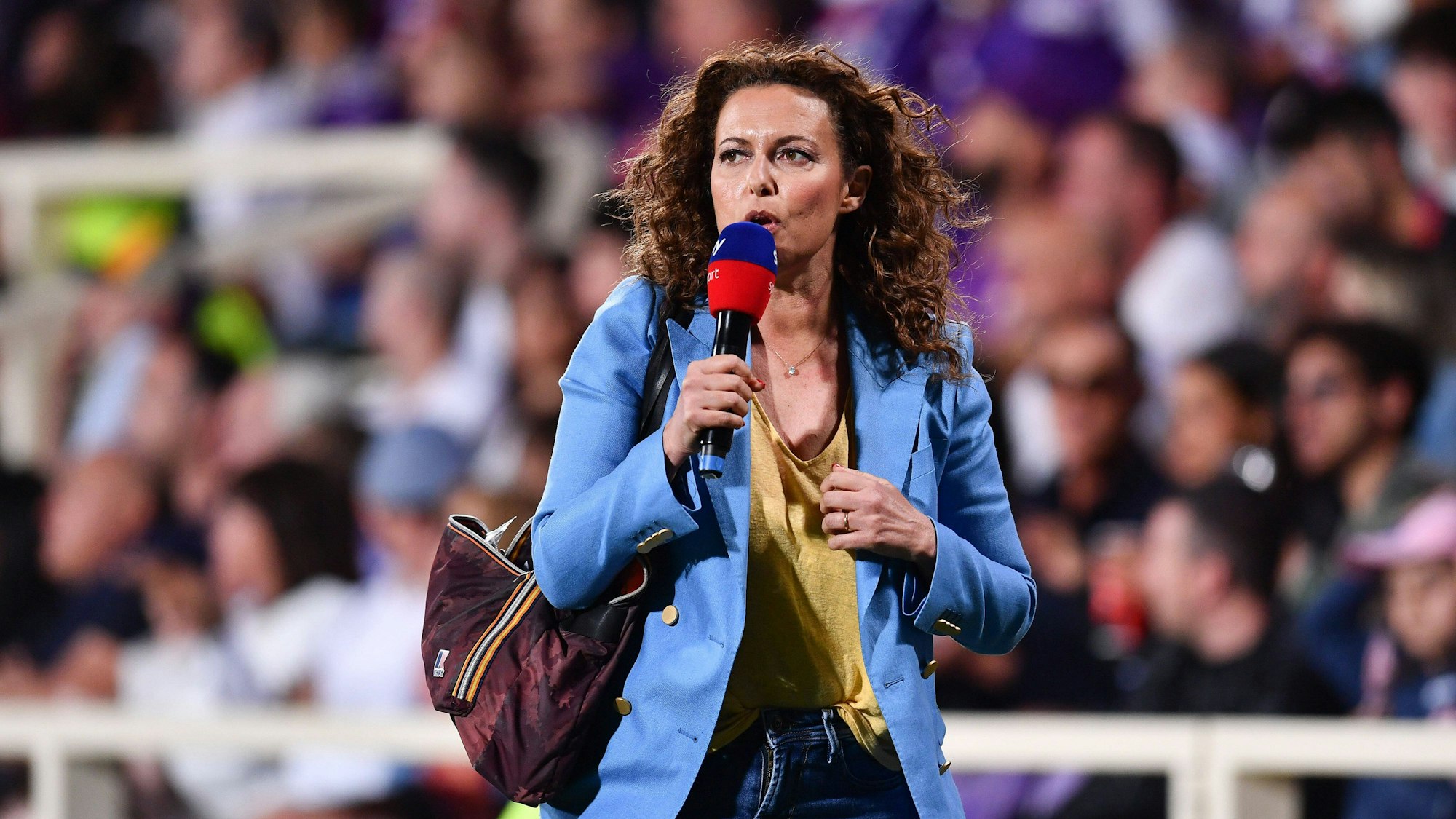 Sky-Reporterin Vanessa Leonardi mit Mikro am Spielfeldrand.