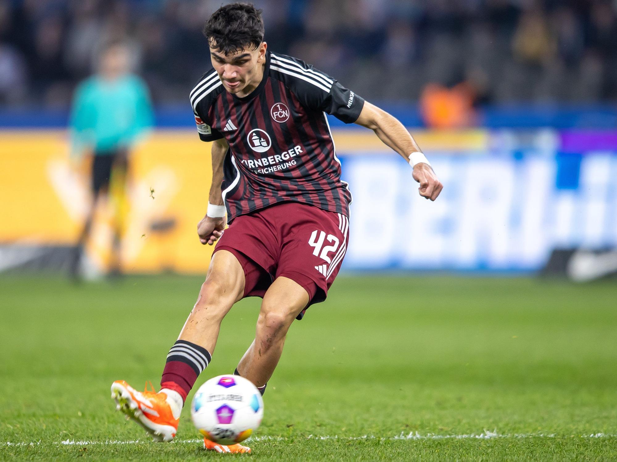 Can Uzun von 1. FC Nürnberg spielt den Ball.