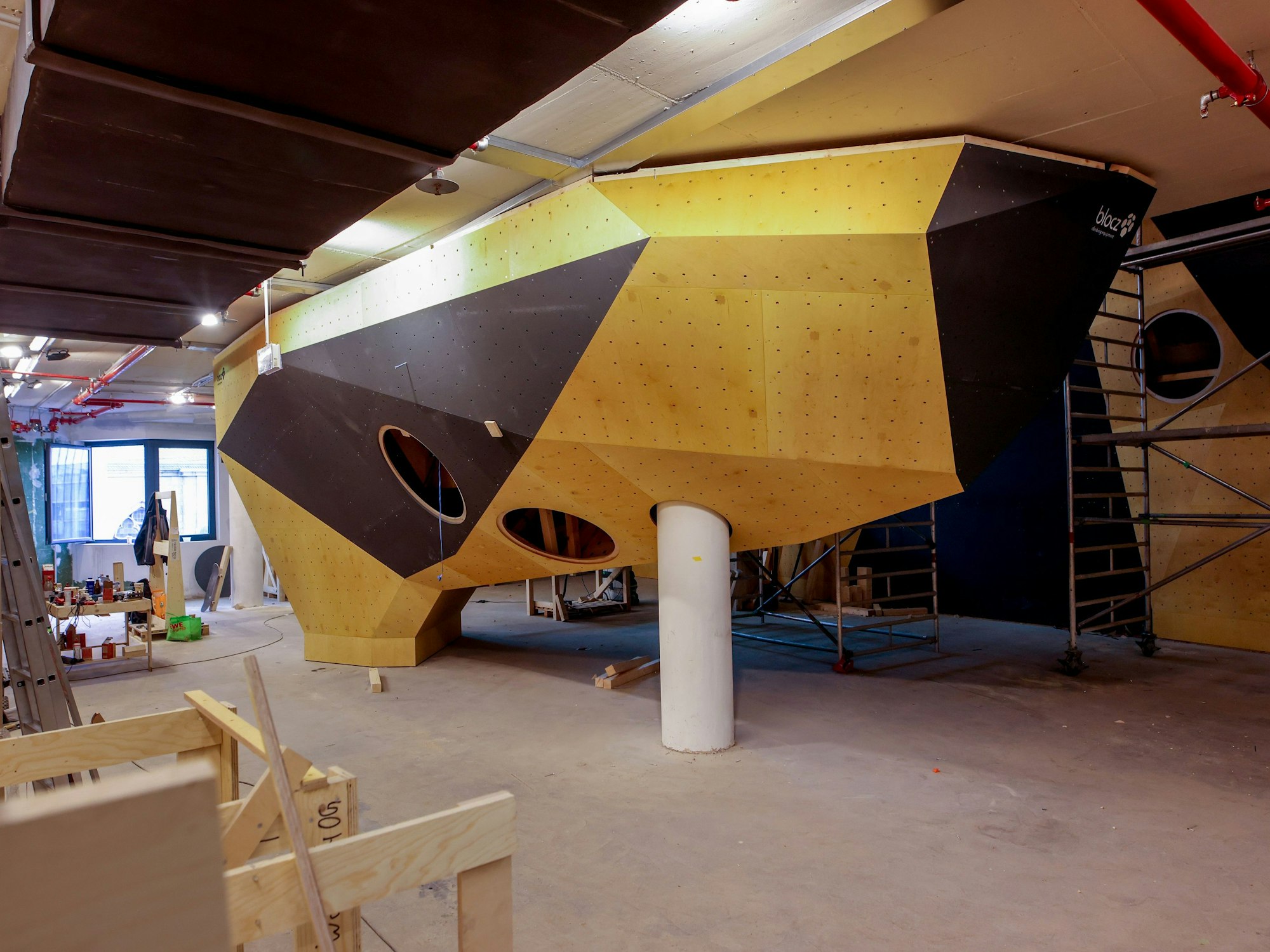 Im Inneren des ehemaligen „Kämpgen“-Hauses entsteht eine Boulderhalle. Die ersten Kletterwände sind bereits installiert.