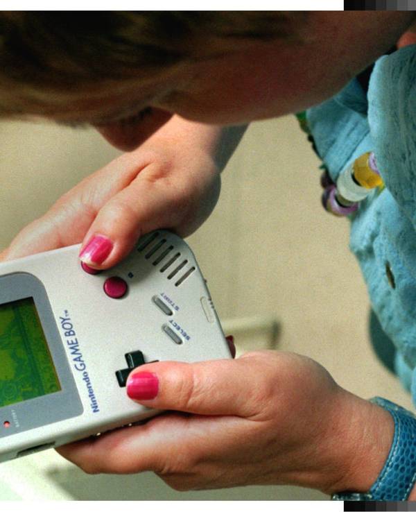 Eine Frau spielt im Juni 1995 an ihrem Game Boy.