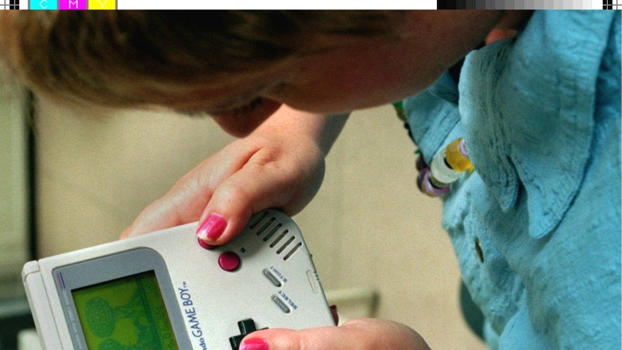 Eine Frau spielt im Juni 1995 an ihrem Game Boy.