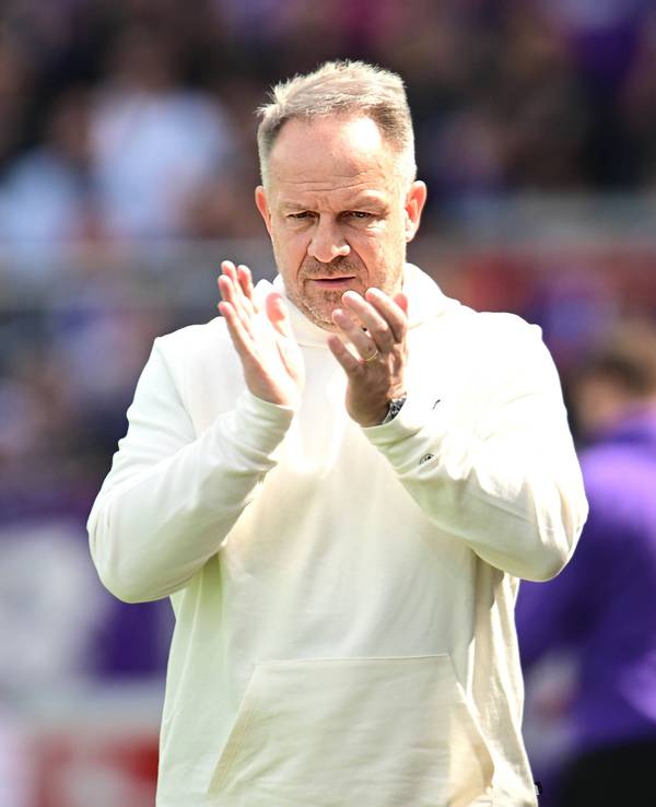 Fürth-Trainer Alexander Zorniger applaudiert den Fans beim Spiel in Osnabrück.