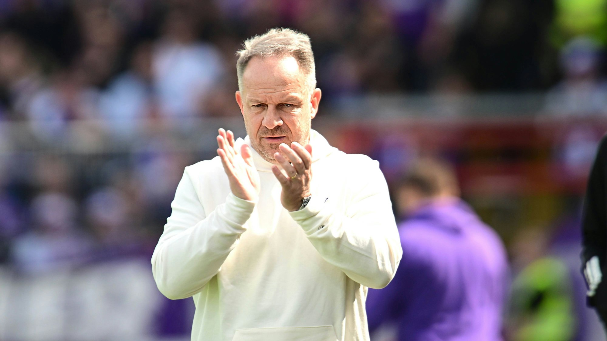 Fürth-Trainer Alexander Zorniger applaudiert den Fans beim Spiel in Osnabrück.