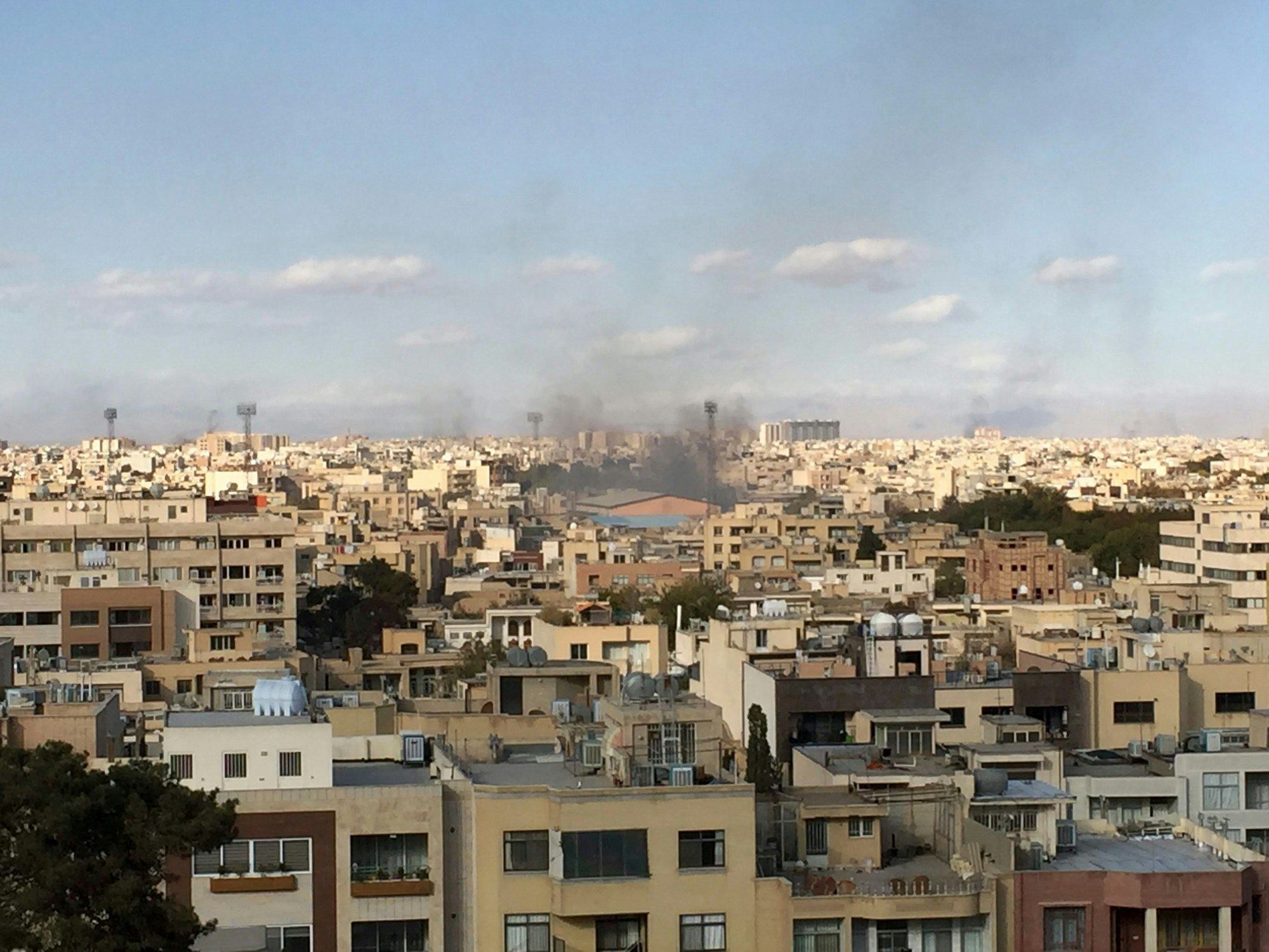 Rauch steigt über der Innenstadt von Isfahan auf (Archivbild): Im Iran ist Staatsmedien zufolge in mehreren Provinzen des Landes die Luftabwehr aktiviert worden. Die staatliche Nachrichtenagentur Irna berichtete in der Nacht zu Freitag auch über eine Explosion in der Provinz IsfahanARCHIV - 16.11.2019, Iran, Isfahan: ILLUSTRATION - Rauch steigt während Protesten gegen Benzinrationierung über der Innenstadt auf. Im Iran ist Staatsmedien zufolge in mehreren Provinzen des Landes die Luftabwehr aktiviert worden. Die staatliche Nachrichtenagentur Irna berichtete in der Nacht zu Freitag auch über eine Explosion in der Provinz Isfahan. Foto: Uncredited/AP/dpa +++ dpa-Bildfunk +++