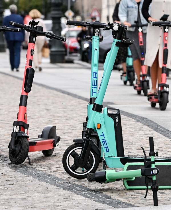 E-Scooter auf dem Boulevard „Unter den Linden“ in Berlin.