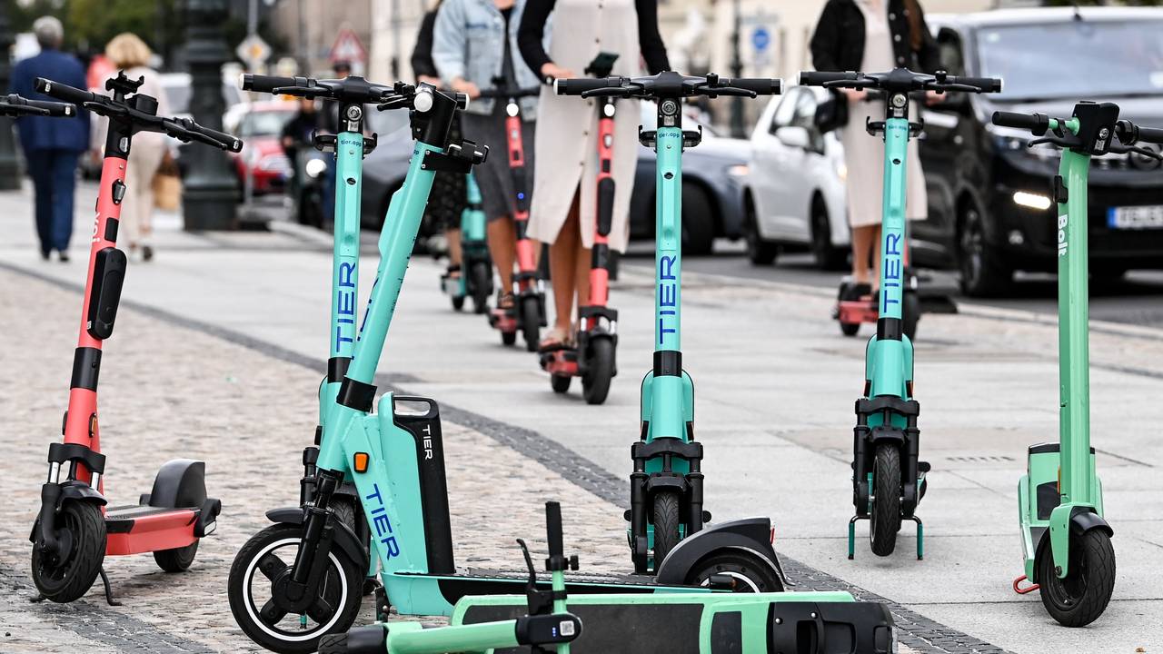 E-Scooter auf dem Boulevard „Unter den Linden“ in Berlin.
