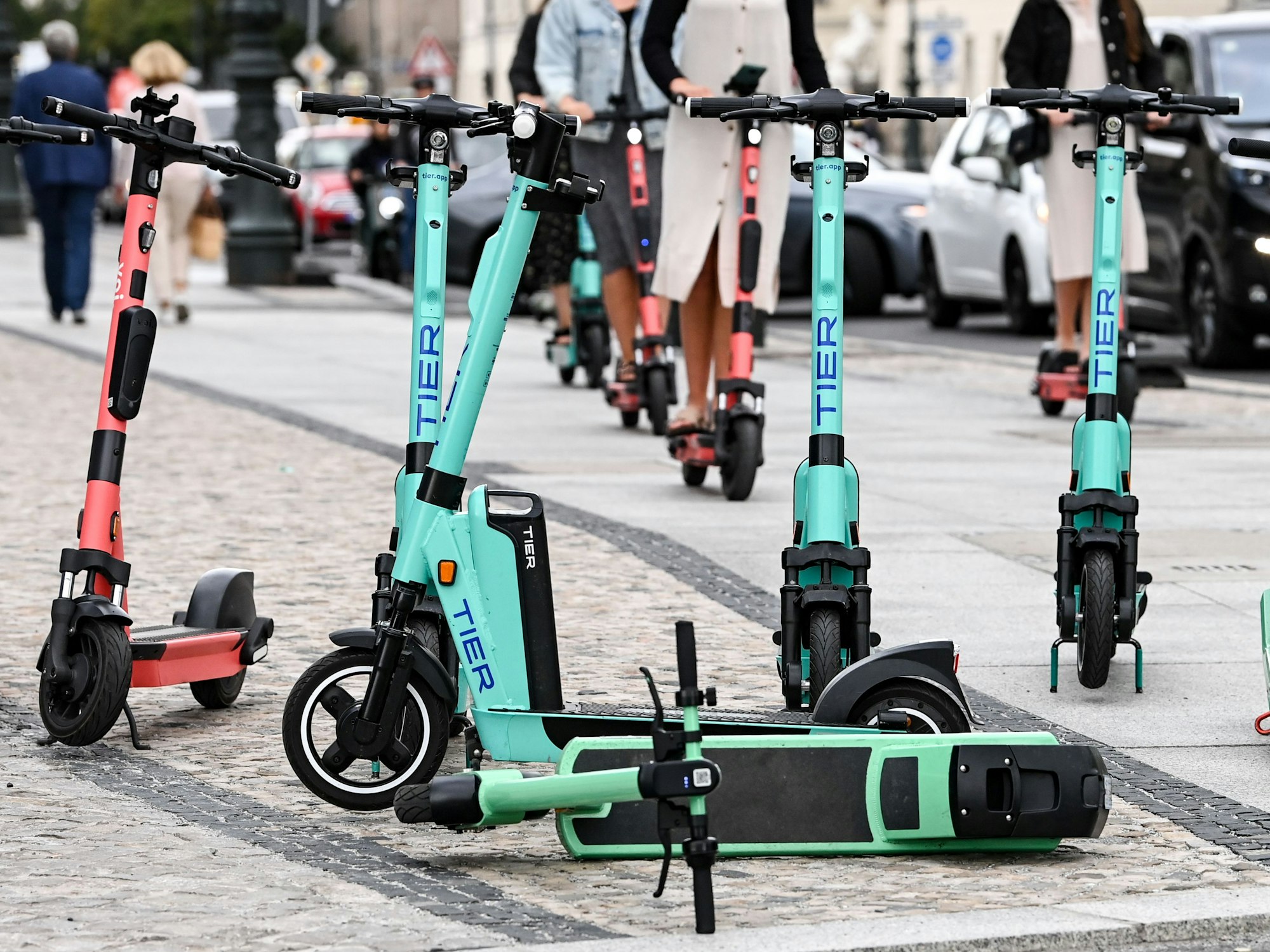 E-Scooter auf dem Boulevard „Unter den Linden“ in Berlin.