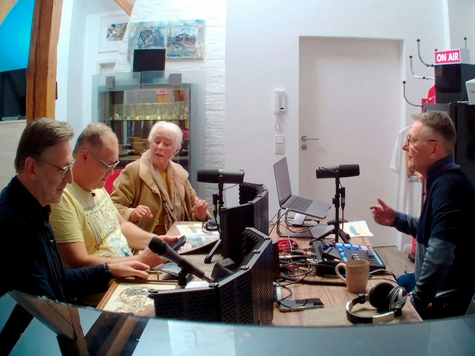 Walter Lehnertz (gelbes Shirt) wurde bei einer Podcast-Aufnahme Opfer von „Verstehen Sie Spaß?“