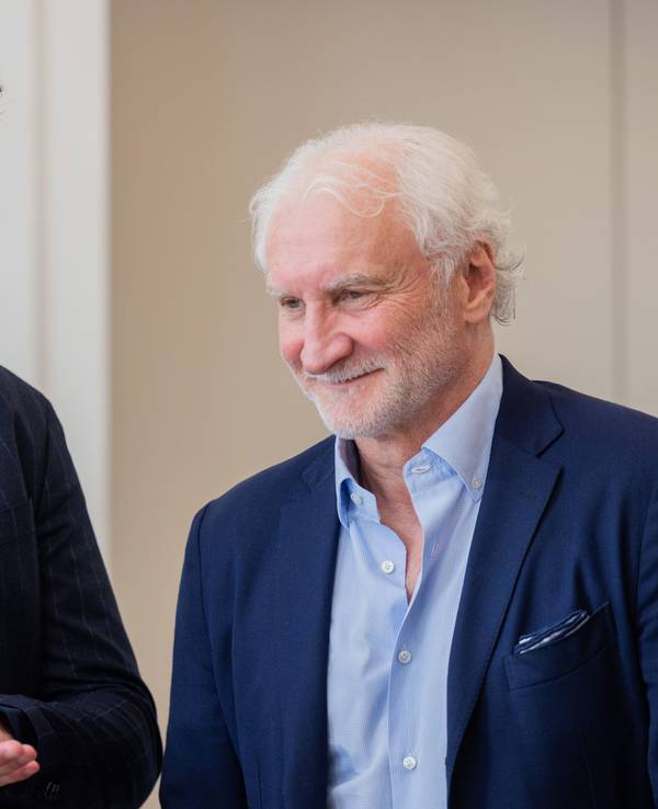 Sportdirektor Rudi Völler und Bundestrainer Julian Nagelsmann lächeln.