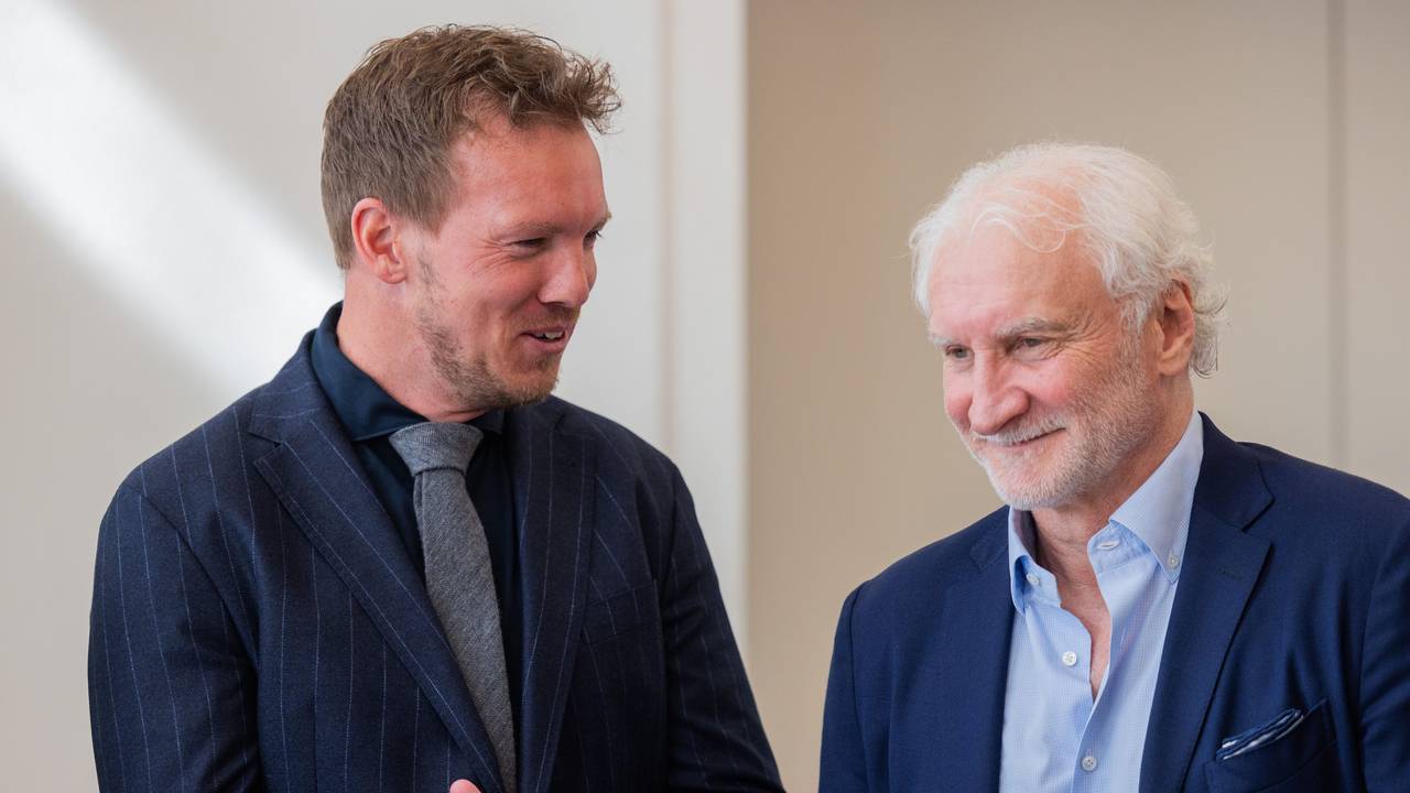 Sportdirektor Rudi Völler und Bundestrainer Julian Nagelsmann lächeln.