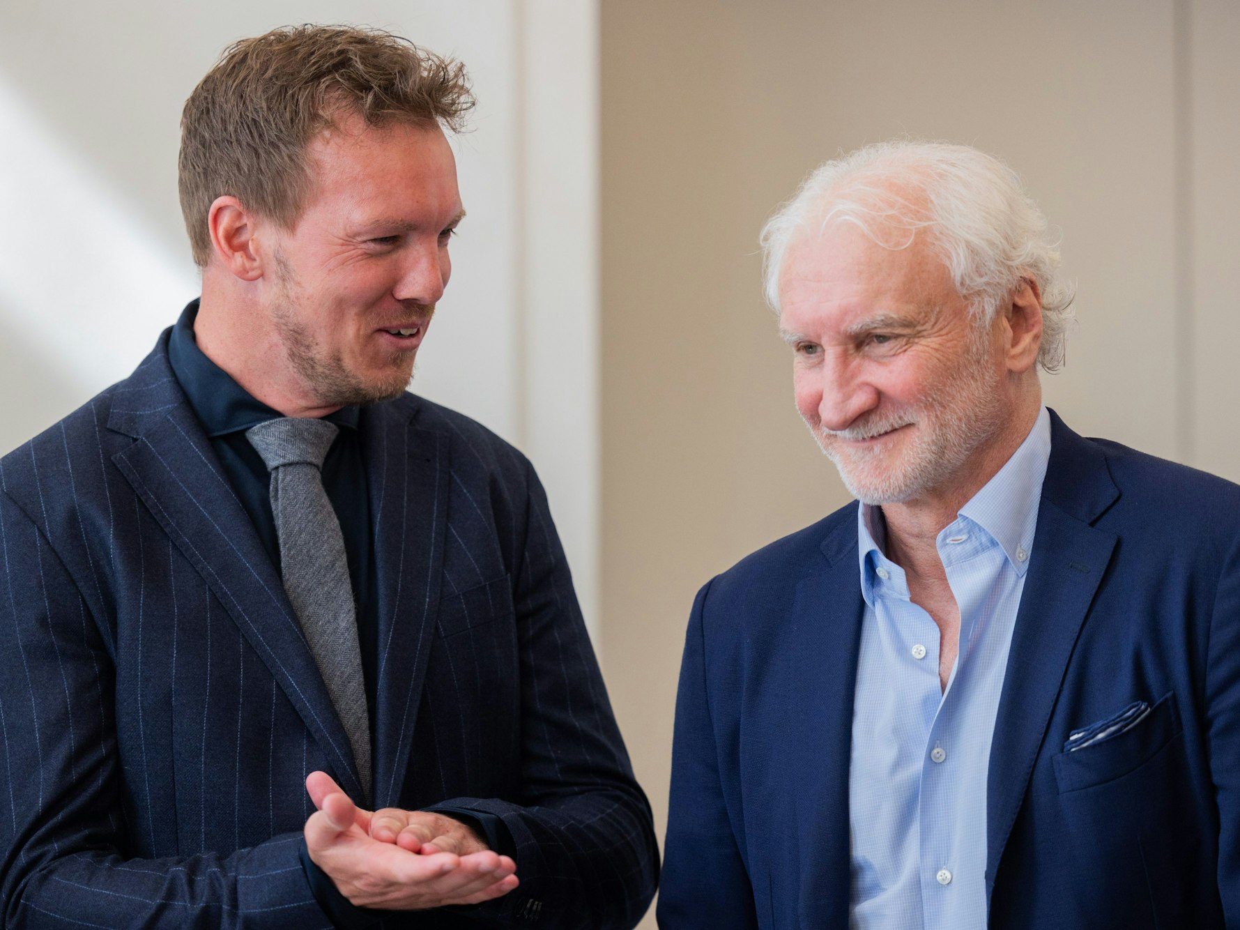 Sportdirektor Rudi Völler und Bundestrainer Julian Nagelsmann lächeln.