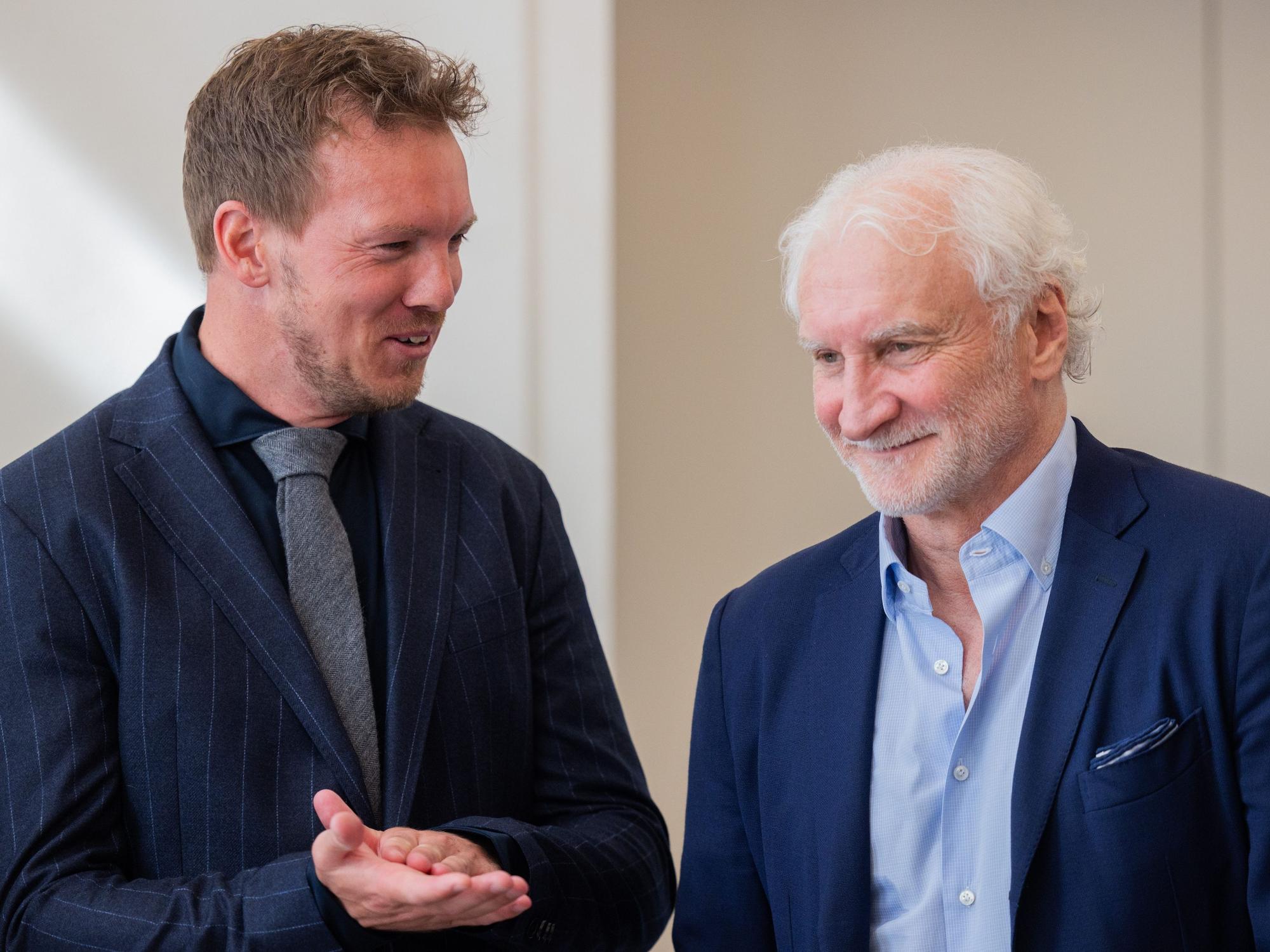 Sportdirektor Rudi Völler und Bundestrainer Julian Nagelsmann lächeln.