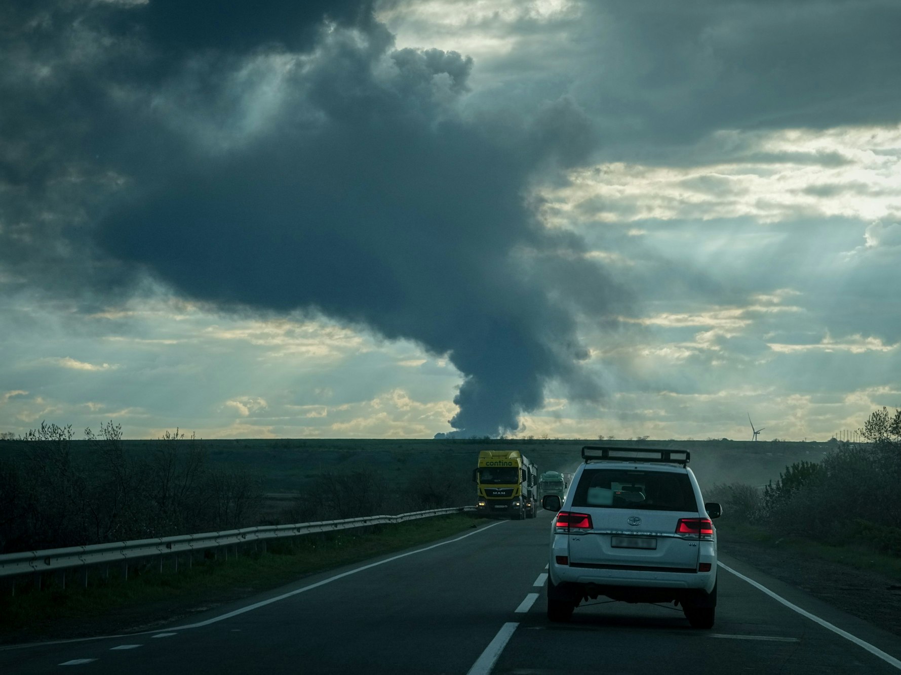 Der Fahrzeugkonvoi mit Robert Habeck, Bundesminister für Wirtschaft und Klimaschutz, fährt am 1. April 2024 in der Region Odessa auf eine riesige Rauchsäule nach einem russischen Raketenangriff zu.