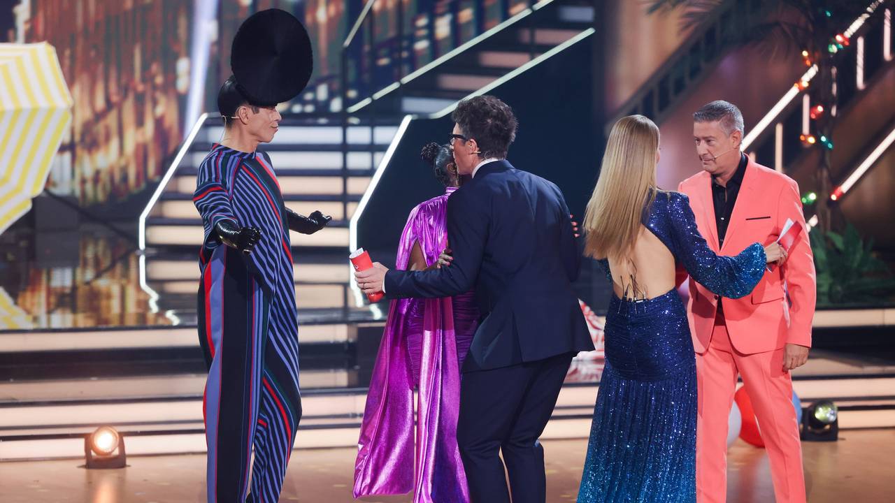 Jorge Gonzalez (l-r), Motsi Mabuse und Joachim Llambi, Jurymitglieder, kommen neben Victoria Swarovski, Moderatorin, und Daniel Hartwich, Moderator, ins Studio in der RTL-Tanzshow „Let's Dance“ im Coloneum.