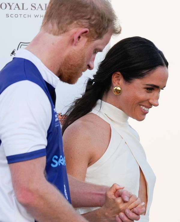 Der britische Prinz Harry und seine Frau Meghan Markle, Herzogin von Sussex, halten sich an den Händen, als sie die Bühne nach der Preisverleihung der Royal Salute Polo Challenge 2024 zugunsten von Sentebale verlassen.