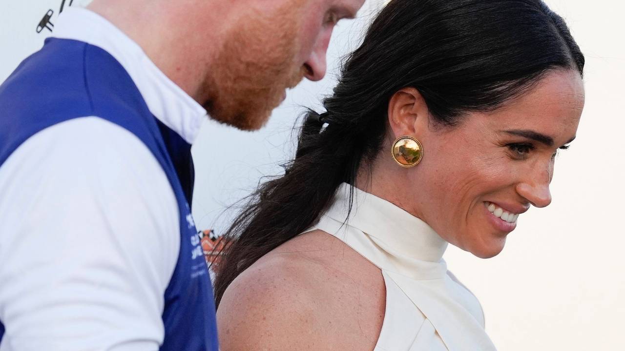 Der britische Prinz Harry und seine Frau Meghan Markle, Herzogin von Sussex, halten sich an den Händen, als sie die Bühne nach der Preisverleihung der Royal Salute Polo Challenge 2024 zugunsten von Sentebale verlassen.