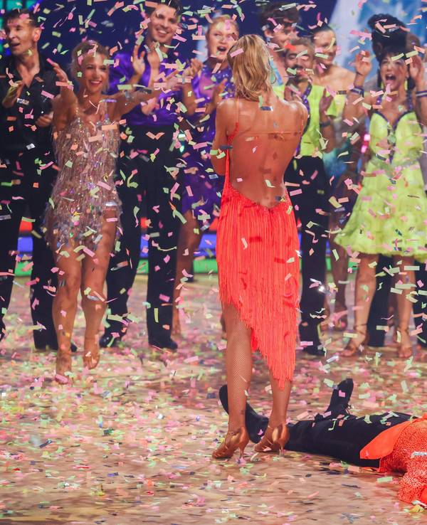 Lulu Sängerin und Massimo Sinato (in orange-farbenen Outfits) holten den Titel beim Discofox-Marathon von „Let's Dance“.