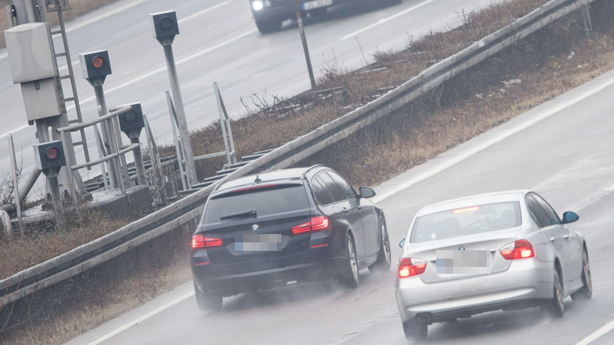 Autos durchfahren die Blitzeranlage auf der A3.