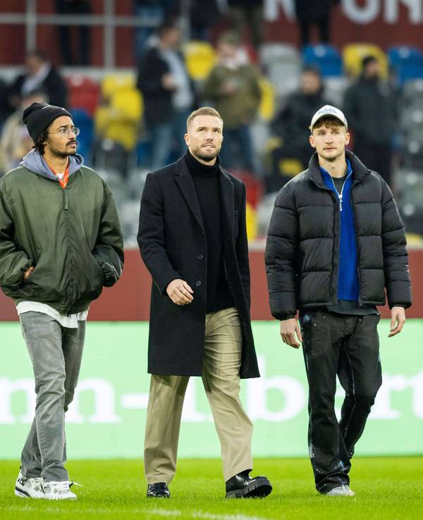 Die Düsseldorf-Profis Emmanuel Iyoha, Andre Hoffmann und Dennis Gorka laufen beim Spiel gegen Holstein Kiel über den Platz.