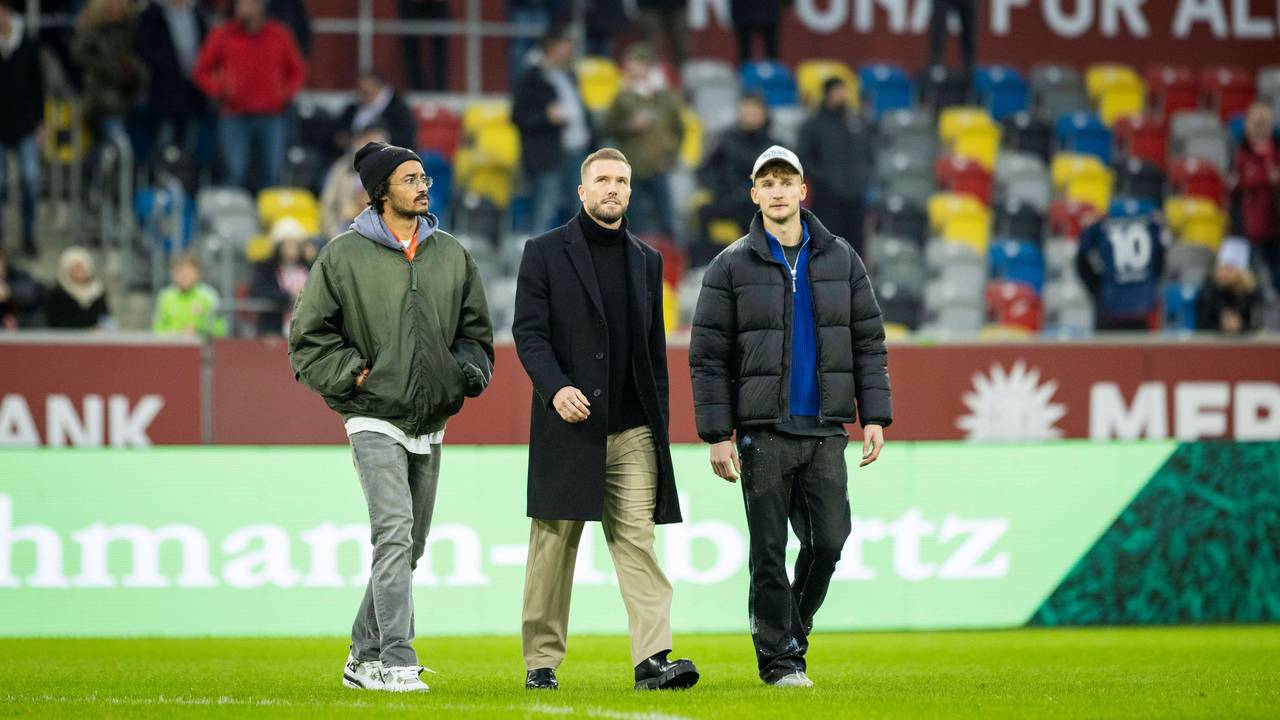 Die Düsseldorf-Profis Emmanuel Iyoha, Andre Hoffmann und Dennis Gorka laufen beim Spiel gegen Holstein Kiel über den Platz.