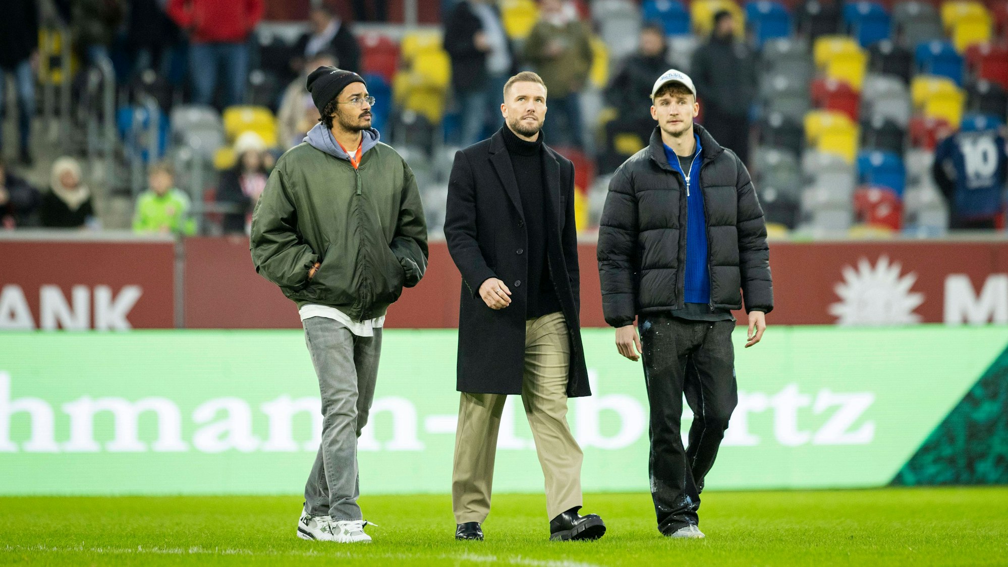 Die Düsseldorf-Profis Emmanuel Iyoha, Andre Hoffmann und Dennis Gorka laufen beim Spiel gegen Holstein Kiel über den Platz.