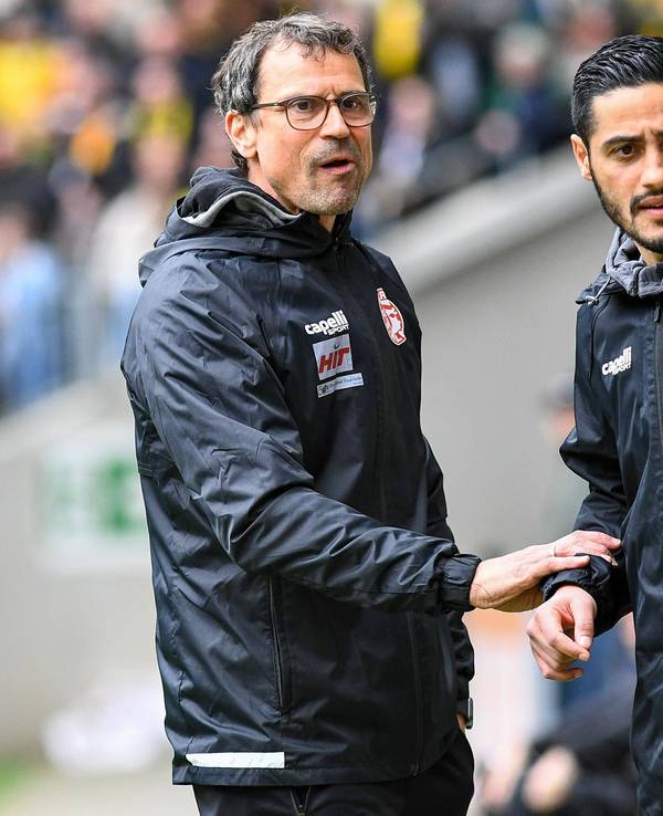 Trainer Matthias Mink und sein Co-Trainer Hamdi Dahmani diskutieren