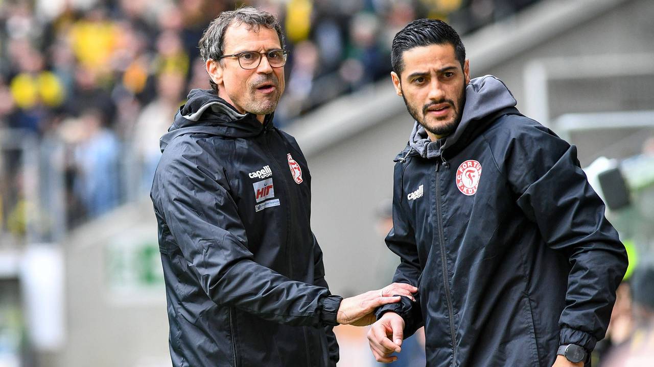 Trainer Matthias Mink und sein Co-Trainer Hamdi Dahmani diskutieren