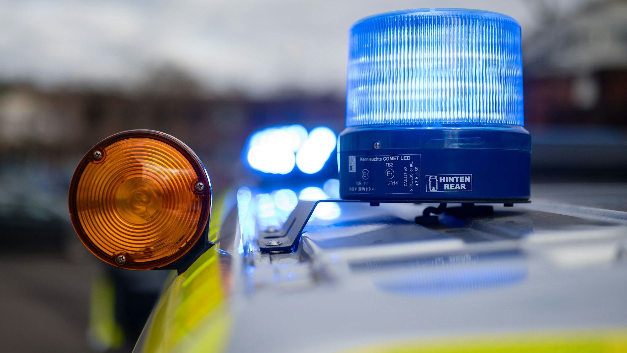 Blaulicht auf einem Einsatzfahrzeug der Polizei.