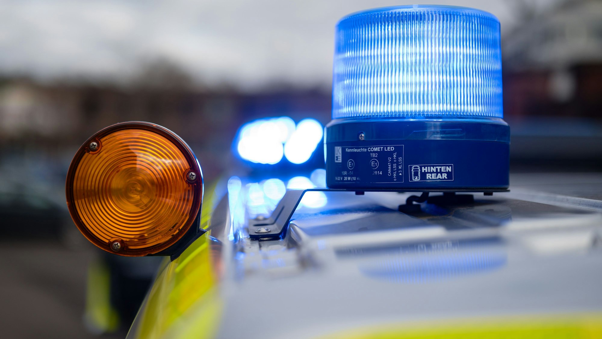 Blaulicht auf einem Einsatzfahrzeug der Polizei.