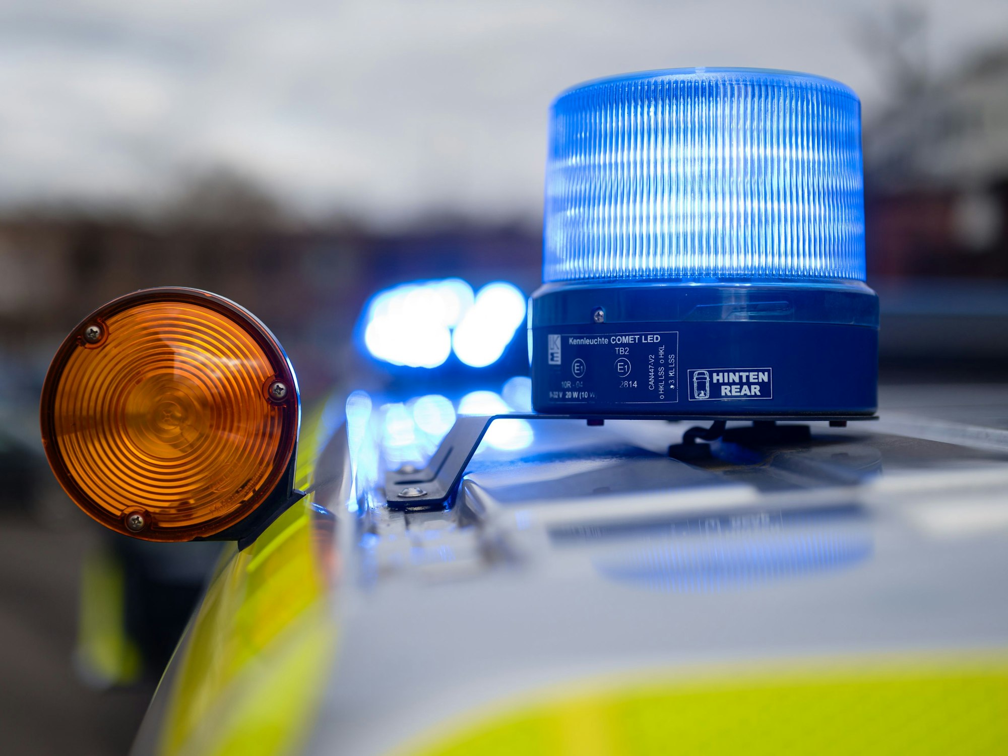 Blaulicht auf einem Einsatzfahrzeug der Polizei.
