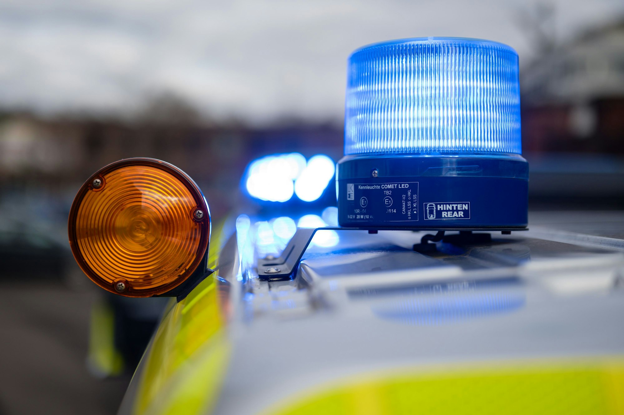 Blaulicht auf einem Einsatzfahrzeug der Polizei.