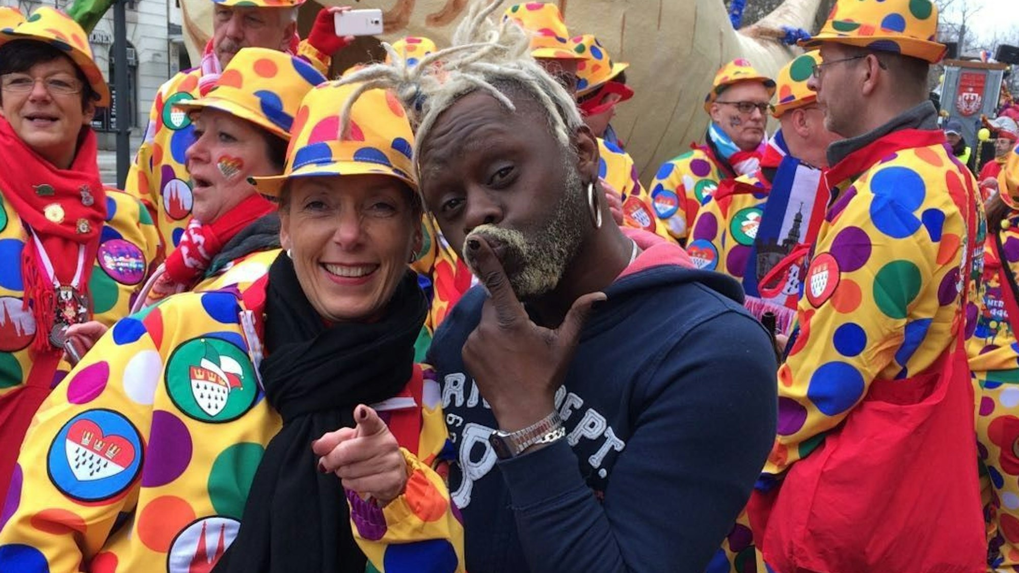 Der Kölner Sänger Jim Reeves mit einer verkleideten Frau beim Karnevalsumzug in Berlin.